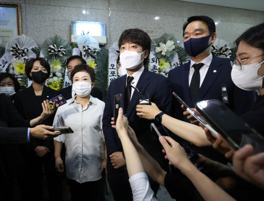 이준석 국민의힘 대표가 20일 경기도 하남시 마루공원 장례식장에 마련된 경기 광주소방서 119구조대 김동식 구조대장 빈소에서 취재진 질문에 답하고 있다. 연합뉴스,